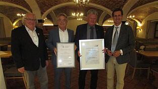 Große Ehrung für Georg Biemeier (2.v.r.): Im Beisein vom (v.l.) Ehrenvorsitzenden Alfred Kuttenlochner, Vorsitzenden Karl Braun und MdL Stefan Ebner präsentiert er die Urkunde der Großen goldenen Ehrennadel des Bundesverbandes der Deutschen Steinmetze und des silbernen Lobsiegels der Kreishandwerkerschaft. Große Ehrung für Georg Biemeier (2.v.r.): Im Beisein vom (v.l.) Ehrenvorsitzenden Alfred Kuttenlochner, Vorsitzenden Karl Braun und MdL Stefan Ebner präsentiert er die Urkunde der Großen goldenen Ehrennadel des Bundesverbandes der Deutschen Steinmetze und des silbernen Lobsiegels der Kreishandwerkerschaft.