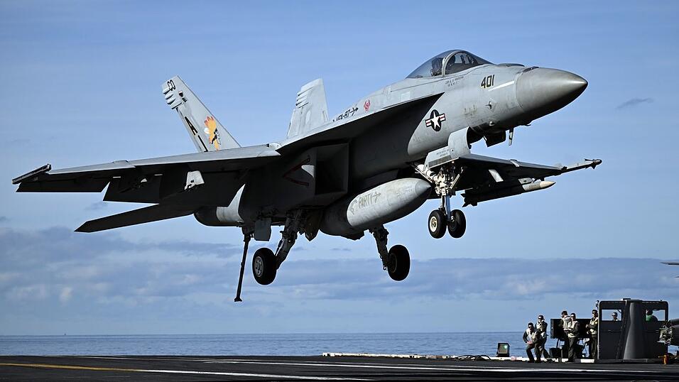 Ein Kampfjet des Typs F 18 landet an Bord des Flugzeugträger USS Gerald R. Ford.