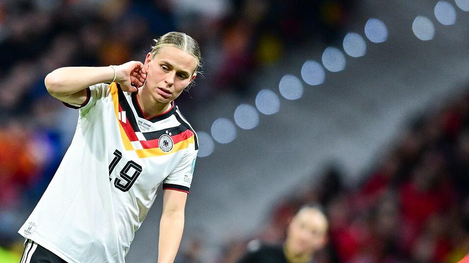 Fehlt wegen einer Muskelverletzung: Bayern-Stürmerin Klara Bühl. (Archivbild) Fehlt wegen einer Muskelverletzung: Bayern-Stürmerin Klara Bühl. (Archivbild)