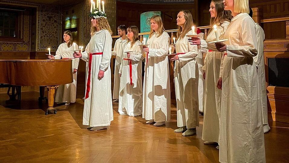 Beim Lucia-Fest im Uni-Hauptgeb&auml;ude sang der Universit&auml;tschor - ganz vorn ist die Lucia mit Kerzen auf dem Kopf.
