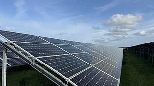 Unbekannte klauten 20 Wechselrichter aus einem Solarfeld im Kreis Kelheim. (Symbolbild)