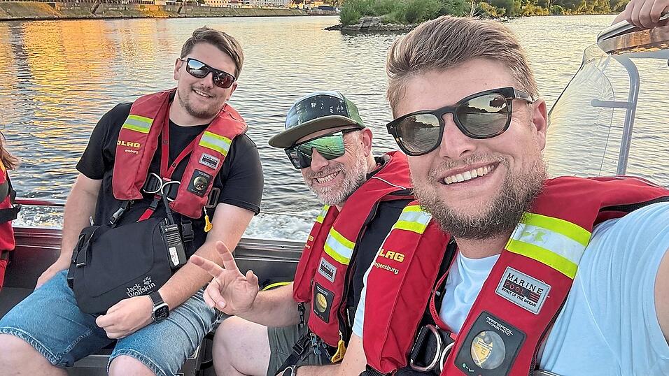 Markus Apfelbacher (rechts) wurde mit seinem Team am B&uuml;rgerfestwochenende teilweise mit einem Boot der DLRG auf der Donau transportiert, um schnell von einem Punkt des Festareals zum anderen zu kommen.