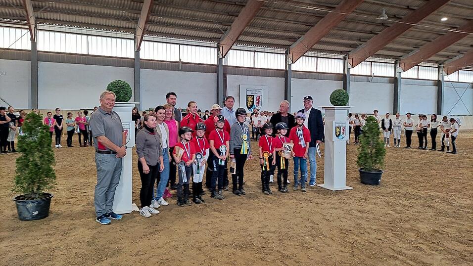 Die Grundschule Neukirchen bietet in Zusammenarbeit mit dem Reitclub Neukirchen schon viele Jahre das Wahlfach Reiten an und durfte sich über den Meistertitel freuen. Die Grundschule Neukirchen bietet in Zusammenarbeit mit dem Reitclub Neukirchen schon viele Jahre das Wahlfach Reiten an und durfte sich über den Meistertitel freuen.