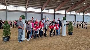 Die Grundschule Neukirchen bietet in Zusammenarbeit mit dem Reitclub Neukirchen schon viele Jahre das Wahlfach Reiten an und durfte sich über den Meistertitel freuen. Die Grundschule Neukirchen bietet in Zusammenarbeit mit dem Reitclub Neukirchen schon viele Jahre das Wahlfach Reiten an und durfte sich über den Meistertitel freuen.