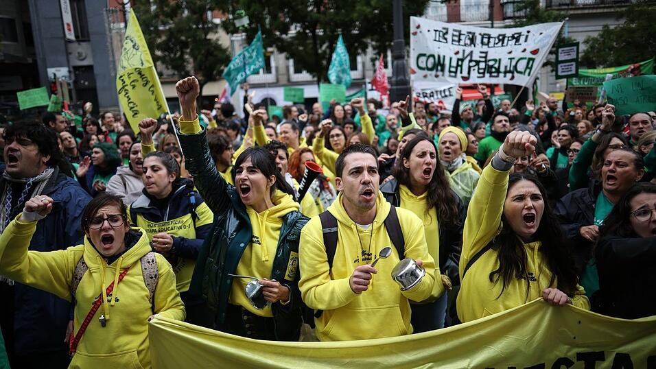 Regionalpräsidentin Ayuso macht Spaniens Regierungschef Sánchez für die Proteste mitverantwortlich. Regionalpräsidentin Ayuso macht Spaniens Regierungschef Sánchez für die Proteste mitverantwortlich.