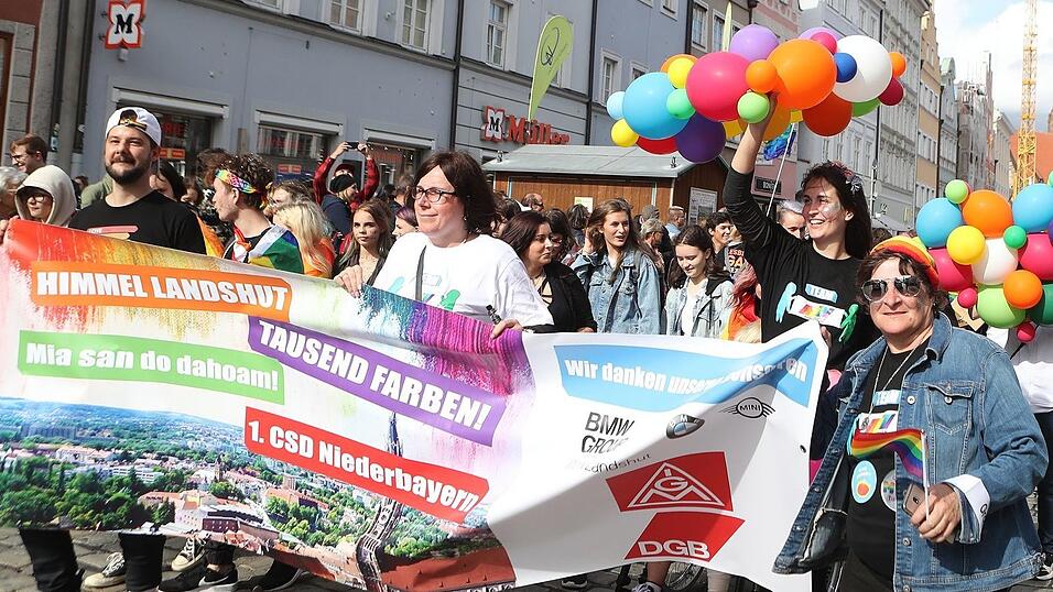 Knapp 2.000 Teilnehmer feierten am Samstag in Landhut den ersten Christopher-Street-Day Niederbayerns.