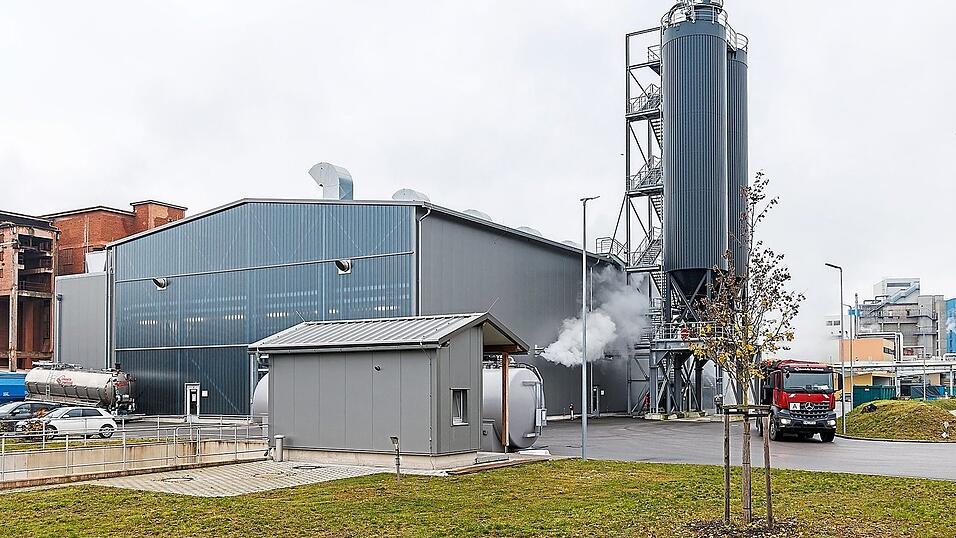 Die Klärschlammtrocknungsanlage nahe des Müllkraftwerks ist auf 50.000 Tonnen Kapazität ausgelegt. Rechts im Hintergrund ist das ZMS-Bahngleis und das Nachbargrundstück eines Chemieunternehmens. Die Klärschlammtrocknungsanlage nahe des Müllkraftwerks ist auf 50.000 Tonnen Kapazität ausgelegt. Rechts im Hintergrund ist das ZMS-Bahngleis und das Nachbargrundstück eines Chemieunternehmens.