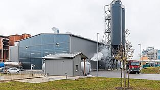 Die Klärschlammtrocknungsanlage nahe des Müllkraftwerks ist auf 50.000 Tonnen Kapazität ausgelegt. Rechts im Hintergrund ist das ZMS-Bahngleis und das Nachbargrundstück eines Chemieunternehmens. Die Klärschlammtrocknungsanlage nahe des Müllkraftwerks ist auf 50.000 Tonnen Kapazität ausgelegt. Rechts im Hintergrund ist das ZMS-Bahngleis und das Nachbargrundstück eines Chemieunternehmens.