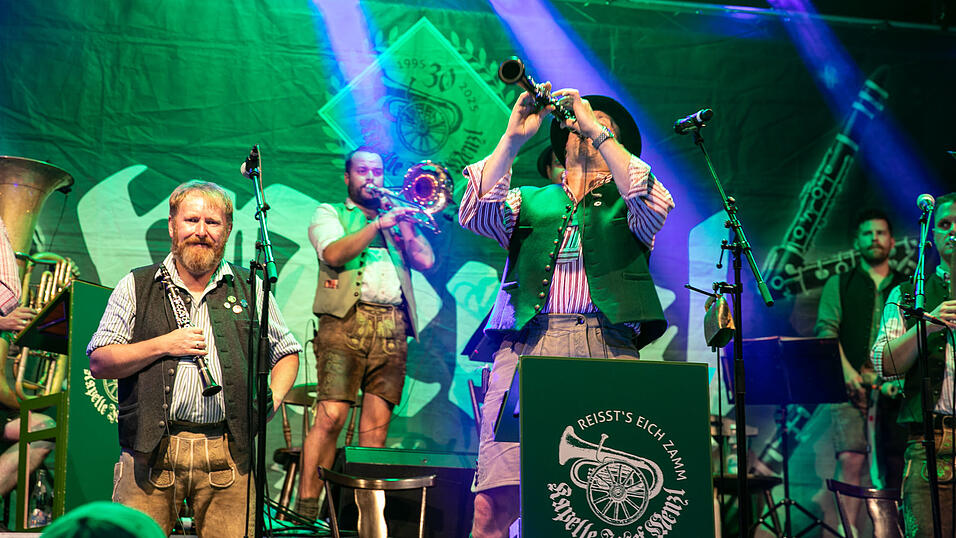 Echte Blasmusikfans lie&szlig;en sich auch den zweiten Auftritt in Folge am Dienstagabend nicht entgehen.