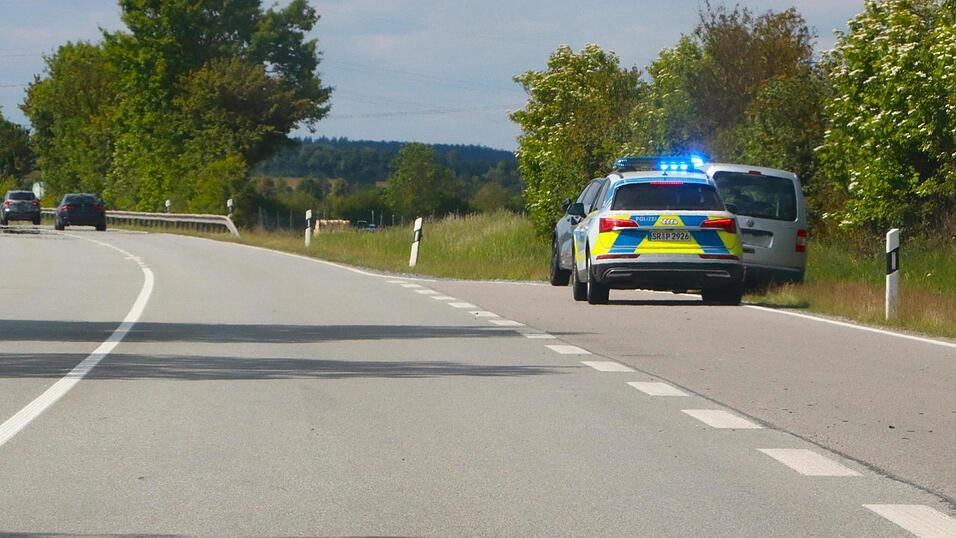 Die Polizei sicherte die Unfallstelle ab, an der sich nur noch die beiden Autos befanden. In Sachen Lastwagengespann laufen die Ermittlungen.&nbsp;