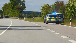 Die Polizei sicherte die Unfallstelle ab, an der sich nur noch die beiden Autos befanden. In Sachen Lastwagengespann laufen die Ermittlungen. Die Polizei sicherte die Unfallstelle ab, an der sich nur noch die beiden Autos befanden. In Sachen Lastwagengespann laufen die Ermittlungen.