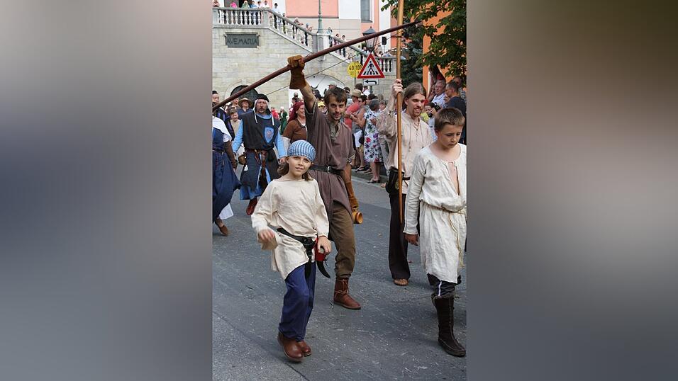 Die schönsten Augenblicke des historischen Drachenstich-Festzuges 2016. Die schönsten Augenblicke des historischen Drachenstich-Festzuges 2016.