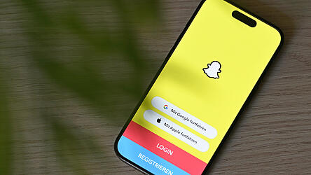 Auf Snapchat h&auml;tten ihm zwei M&auml;dchen geschrieben, der Angeklagte habe sie zu einer Falschaussage anstiften wollen, sagte ein Zeuge. Zu verifizieren war das vor Gericht aber nicht.