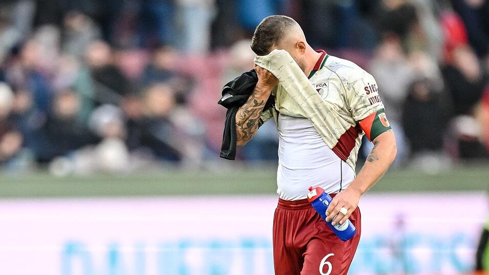 Ergebnis-Frust nach seinem Rekordspiel: FCA-Kapitän Jeffrey Gouweleeuw hätte sich einen Sieg gewünscht. Ergebnis-Frust nach seinem Rekordspiel: FCA-Kapitän Jeffrey Gouweleeuw hätte sich einen Sieg gewünscht.