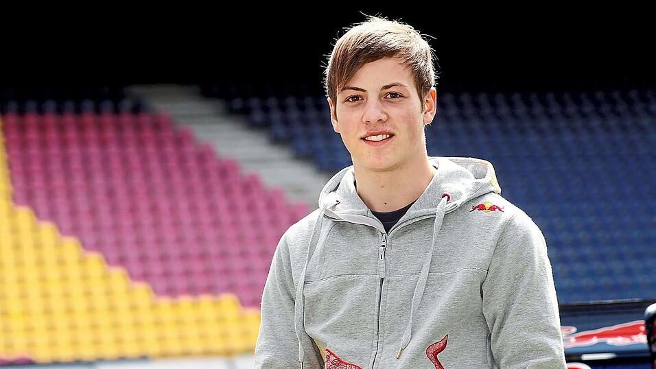 In einem mit internationalen Namen gespickten Fahrerfeld wurde Stefan Wackerbauer 2012 in der Formula Renault vor Esteban Ocon und Alexander Albon Elfter. In der Rookie-Wertung landete er hinter dem ehemaligen Formel-1-Fahrer Nyck de Vries auf Rang zwei. Dennoch war nach einem Jahr Schluss bei RB. In einem mit internationalen Namen gespickten Fahrerfeld wurde Stefan Wackerbauer 2012 in der Formula Renault vor Esteban Ocon und Alexander Albon Elfter. In der Rookie-Wertung landete er hinter dem ehemaligen Formel-1-Fahrer Nyck de Vries auf Rang zwei. Dennoch war nach einem Jahr Schluss bei RB.