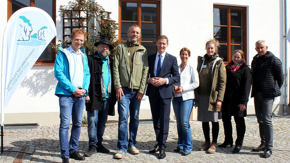 Bei der Einweihung der neuen Büros (v. l.): Der Leiter 'Nationales Naturmonument Weltenburger Enge', Hartmut Friedl, die Ranger Matthias Amann und Andreas Kerner, Regierungspräsident Rainer Haselbeck, Katharina Kellnberger von der Regierung von Niederbayern, Rangerin Stefanie Mertl, die umweltpädagogische Leiterin des Nationales Naturmonument, Franziska Jäger, sowie Wolfgang Lorenz von der Regierung. Bei der Einweihung der neuen Büros (v. l.): Der Leiter 'Nationales Naturmonument Weltenburger Enge', Hartmut Friedl, die Ranger Matthias Amann und Andreas Kerner, Regierungspräsident Rainer Haselbeck, Katharina Kellnberger von der Regierung von Niederbayern, Rangerin Stefanie Mertl, die umweltpädagogische Leiterin des Nationales Naturmonument, Franziska Jäger, sowie Wolfgang Lorenz von der Regierung.