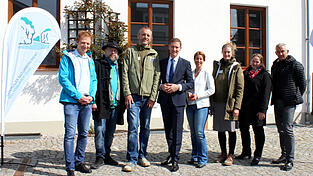 Bei der Einweihung der neuen Büros (v. l.): Der Leiter 'Nationales Naturmonument Weltenburger Enge', Hartmut Friedl, die Ranger Matthias Amann und Andreas Kerner, Regierungspräsident Rainer Haselbeck, Katharina Kellnberger von der Regierung von Niederbayern, Rangerin Stefanie Mertl, die umweltpädagogische Leiterin des Nationales Naturmonument, Franziska Jäger, sowie Wolfgang Lorenz von der Regierung. Bei der Einweihung der neuen Büros (v. l.): Der Leiter 'Nationales Naturmonument Weltenburger Enge', Hartmut Friedl, die Ranger Matthias Amann und Andreas Kerner, Regierungspräsident Rainer Haselbeck, Katharina Kellnberger von der Regierung von Niederbayern, Rangerin Stefanie Mertl, die umweltpädagogische Leiterin des Nationales Naturmonument, Franziska Jäger, sowie Wolfgang Lorenz von der Regierung.