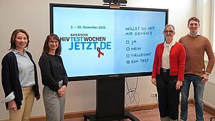 Mariam Ramsauer (Sachgebietsleiterin medizinische Begutachtung, v.l.), Silvia Menzel (AIDS-Beraterin), Dr. Daniela Oswald-Feßmann (Abteilungsleiterin Gesundheitsamt) und Pascal Krückl (Sachgebietsleiter Gesundheitsförderung und Prävention) Mariam Ramsauer (Sachgebietsleiterin medizinische Begutachtung, v.l.), Silvia Menzel (AIDS-Beraterin), Dr. Daniela Oswald-Feßmann (Abteilungsleiterin Gesundheitsamt) und Pascal Krückl (Sachgebietsleiter Gesundheitsförderung und Prävention)