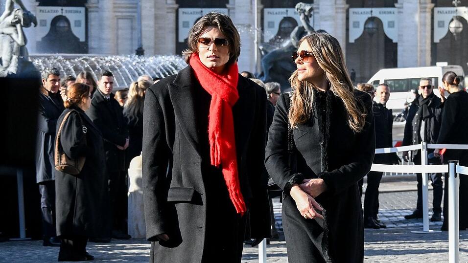 Liz Hurley und ihr Sohn Damian bei der Trauerfeier f&uuml;r den verstorbenen Modesch&ouml;pfer Valentino.