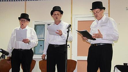 Drei Bänkelsänger (von links Georg Dieß, Alfred Bräu und Helmut Prommersberger) nehmen die Leut’ auf die Schippe. Drei Bänkelsänger (von links Georg Dieß, Alfred Bräu und Helmut Prommersberger) nehmen die Leut’ auf die Schippe.