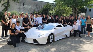 Präsentation des Lamborghini Reventón: Die Schüler der FOS/BOS, gemeinsam mit Schulleiterin Sonja Padberg (4.v.r.), stellvertretendem Schulleiter Thomas Reitberger (3.v.r.), Ausbilder Simon Fromm (5.v.r.) sowie Franzi Beck, Marketingleiterin vom Autohaus Ostermaier (rechts). Präsentation des Lamborghini Reventón: Die Schüler der FOS/BOS, gemeinsam mit Schulleiterin Sonja Padberg (4.v.r.), stellvertretendem Schulleiter Thomas Reitberger (3.v.r.), Ausbilder Simon Fromm (5.v.r.) sowie Franzi Beck, Marketingleiterin vom Autohaus Ostermaier (rechts).