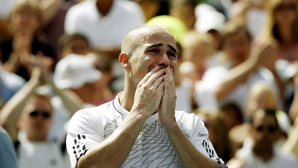 Eine Legende geht: Sein letztes Profi-Match bestritt Agassi 2006 bei den 'US Open' in New York. Sein letzter Kontrahent in der dritten Runde war der junge US-Open-Deb&uuml;tant Benjamin Becker. Der klare Au&szlig;enseiter schlug Agassi und sagte sp&auml;ter: 'Mir war es ein bisschen peinlich, dass er gegen mich verloren hat. Ich habe mich damit nicht so richtig abfinden k&ouml;nnen, dass es gegen mich war und nicht gegen einen Gr&ouml;&szlig;eren.'