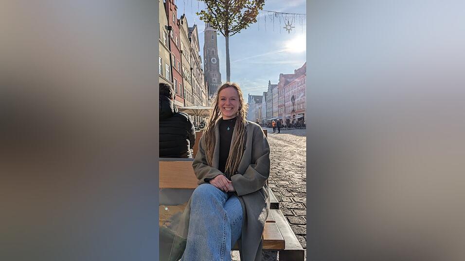 Julia Niedermeier erforscht, wie ein Blick in Atomabfall-Behälter gelingen kann. Für ein Interview haben wir die Physikerin in der Landshuter Altstadt getroffen. Julia Niedermeier erforscht, wie ein Blick in Atomabfall-Behälter gelingen kann. Für ein Interview haben wir die Physikerin in der Landshuter Altstadt getroffen.