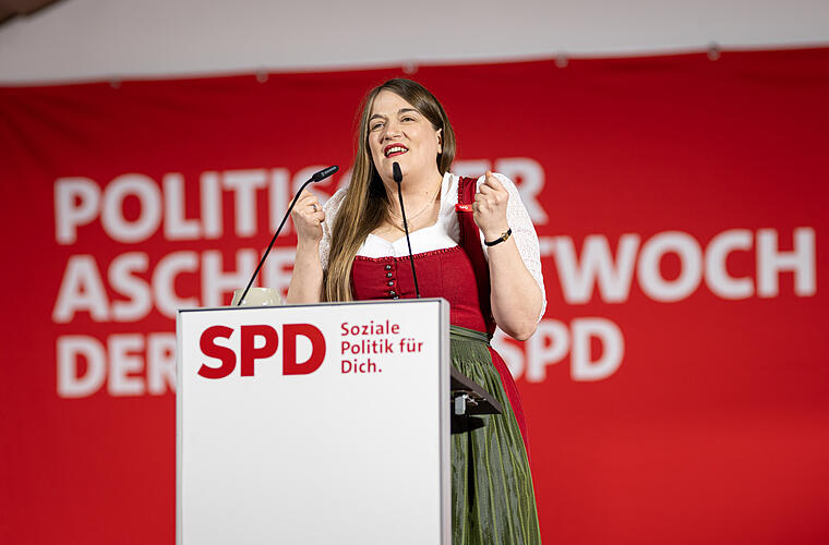 Ronja Endres, Landesvorsitzende BayernSPD, spricht im Wolferstetter Keller bei der Veranstaltung der Bayern SPD zum Politischen Aschermittwoch aus einem Steinkrug. +++ dpa-Bildfunk +++