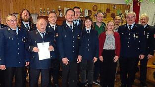 Die F&uuml;hrungsmannschaft der Kr&ouml;ninger Feuerwehr mit den geehrten und neuaufgenommenen Mitgliedern.
