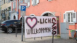 Das Banner neben den Rathausb&ouml;gen hei&szlig;t die neue Mainburger B&uuml;rgermeisterin am Rathaus willkommen.
