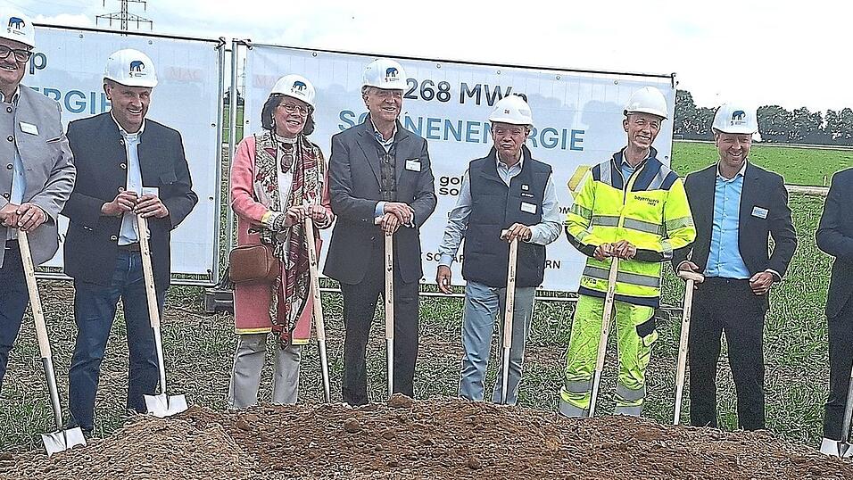 Den offiziellen Spatenstich f&uuml;r den gr&ouml;&szlig;ten Solarpark Bayerns nahmen Vertreter der Gemeinde, des Landkreises, der Grundst&uuml;ckseigent&uuml;mer und der beteiligten Firmen vor.
