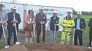 Den offiziellen Spatenstich für den größten Solarpark Bayerns nahmen Vertreter der Gemeinde, des Landkreises, der Grundstückseigentümer und der beteiligten Firmen vor. Den offiziellen Spatenstich für den größten Solarpark Bayerns nahmen Vertreter der Gemeinde, des Landkreises, der Grundstückseigentümer und der beteiligten Firmen vor.