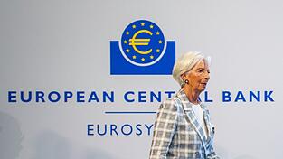 EZB-Präsidentin Christine Lagarde will die Notenbank Anfang Februar 2027 verlassen - fast neun Monate vor Ablauf ihrer achtjährigen Amtszeit. EZB-Präsidentin Christine Lagarde will die Notenbank Anfang Februar 2027 verlassen - fast neun Monate vor Ablauf ihrer achtjährigen Amtszeit.