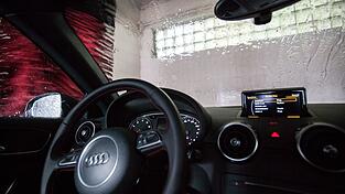 Bei einer Portalwaschanlage herrscht Einzelabfertigung.