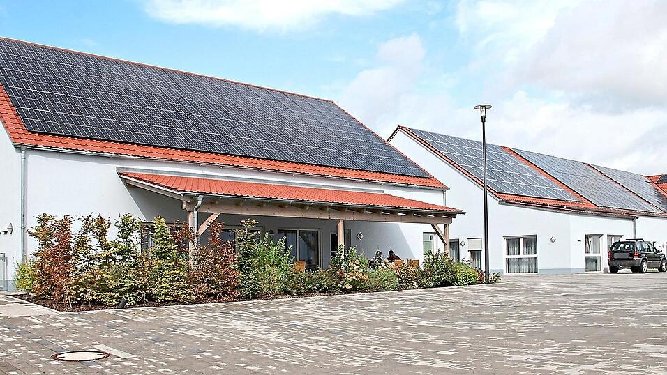 In den Gebäuden des Seniorenzentrums gibt es betreutes Wohnen sowie die Tagespflege. Letztere hat jedoch vorübergehend schließen müssen. In den Gebäuden des Seniorenzentrums gibt es betreutes Wohnen sowie die Tagespflege. Letztere hat jedoch vorübergehend schließen müssen.