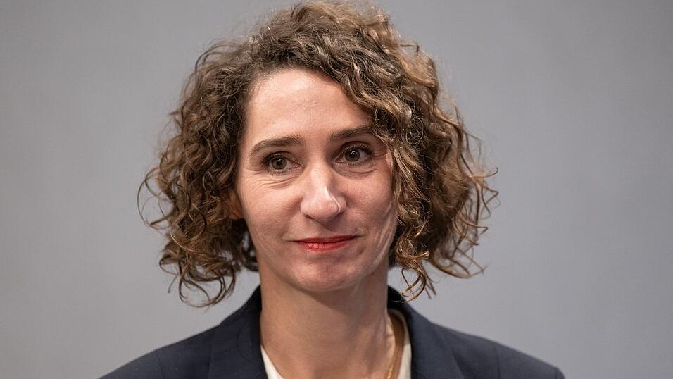 EVG-Vize Cosima Ingenschay will den geplanten Stellenabbau bei DB Cargo deutlich abmildern. (Archivbild) EVG-Vize Cosima Ingenschay will den geplanten Stellenabbau bei DB Cargo deutlich abmildern. (Archivbild)