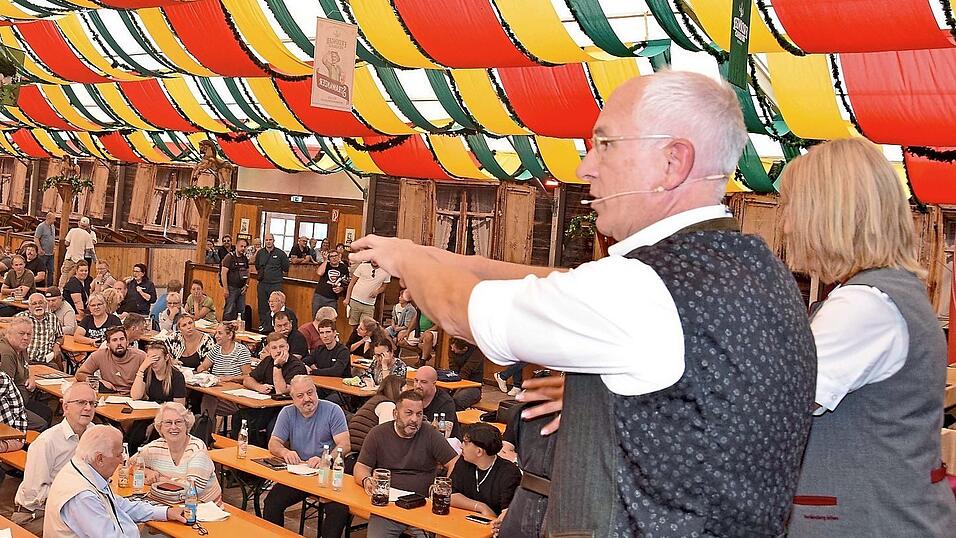Rund 400 Besucher lockte die FMG-Fundsachenversteigerung mit Auktionator Alfred Mittermeier am Samstag wieder ins Bierzelt.