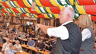 Rund 400 Besucher lockte die FMG-Fundsachenversteigerung mit Auktionator Alfred Mittermeier am Samstag wieder ins Bierzelt. Rund 400 Besucher lockte die FMG-Fundsachenversteigerung mit Auktionator Alfred Mittermeier am Samstag wieder ins Bierzelt.
