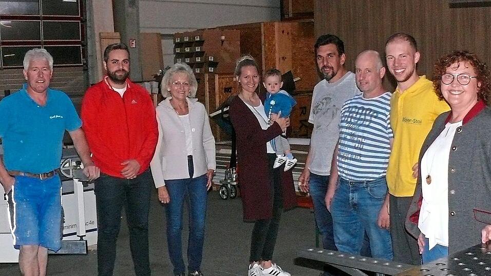 In der gemieteten Produktionshalle in Prackenbach: CSU-Ortsvorsitzender Franz Kroi&szlig; (v.li.), Josef Raith, Rosemarie und Kathrin Kaeser, Josef N&uuml;rnberger, Stefan Achatz, Metallbaumeister Thomas Baier und B&uuml;rgermeisterkandidatin Angelika Leitermann.