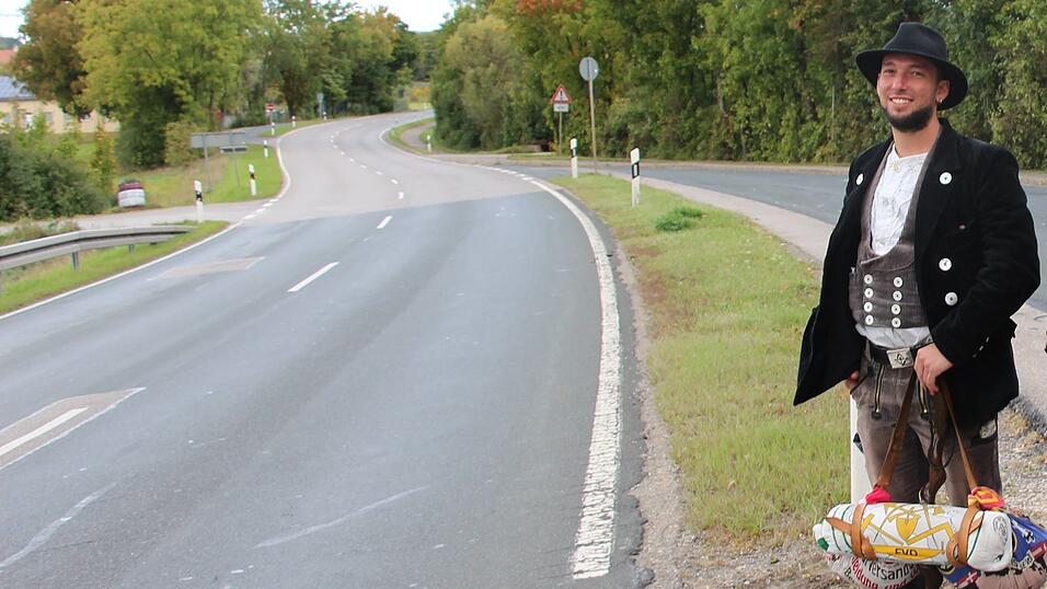 Trampen ist ein wichtiger Teil der Walz: Florian H&ouml;ck beim Warten am Ortsrand von Wei&szlig;enburg in Mittelfranken.