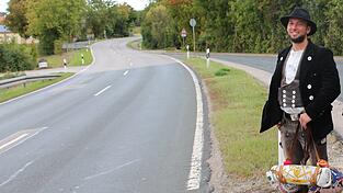 Trampen ist ein wichtiger Teil der Walz: Florian Höck beim Warten am Ortsrand von Weißenburg in Mittelfranken. Trampen ist ein wichtiger Teil der Walz: Florian Höck beim Warten am Ortsrand von Weißenburg in Mittelfranken.