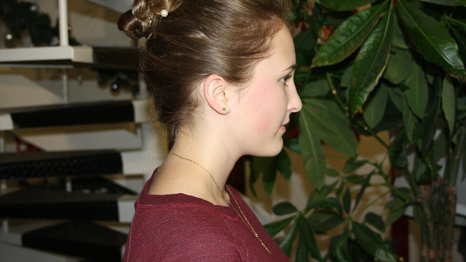 So sieht die fertige Frisur dann aus. So sieht die fertige Frisur dann aus.