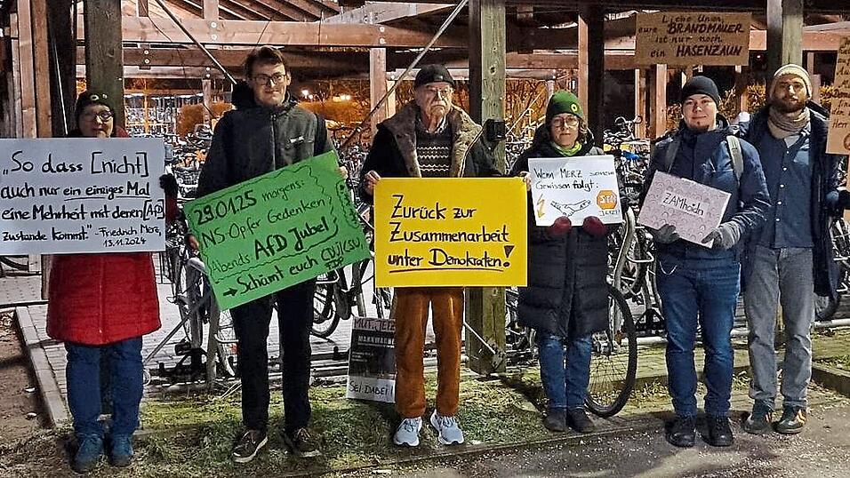 Die Moosburger Grünen demonstrierten am Donnerstag am Bahnhof für einen konstruktiven Dialog unter den Demokraten und gegen eine Zusammenarbeit mit der AfD. Die Moosburger Grünen demonstrierten am Donnerstag am Bahnhof für einen konstruktiven Dialog unter den Demokraten und gegen eine Zusammenarbeit mit der AfD.