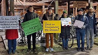 Die Moosburger Grünen demonstrierten am Donnerstag am Bahnhof für einen konstruktiven Dialog unter den Demokraten und gegen eine Zusammenarbeit mit der AfD. Die Moosburger Grünen demonstrierten am Donnerstag am Bahnhof für einen konstruktiven Dialog unter den Demokraten und gegen eine Zusammenarbeit mit der AfD.