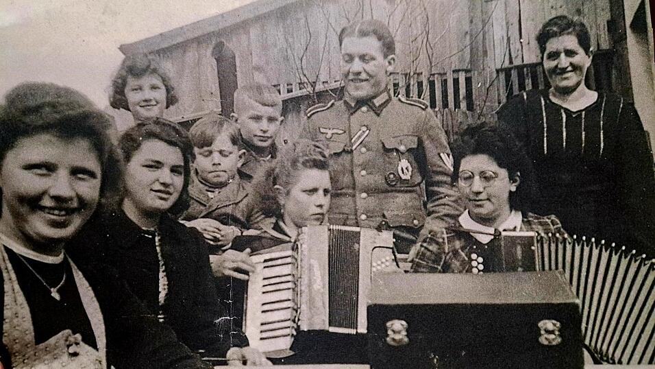 Tagebuchautorin Magda Seidl (2.v.r.) in geselliger Runde mit Freunden und Familie Tagebuchautorin Magda Seidl (2.v.r.) in geselliger Runde mit Freunden und Familie