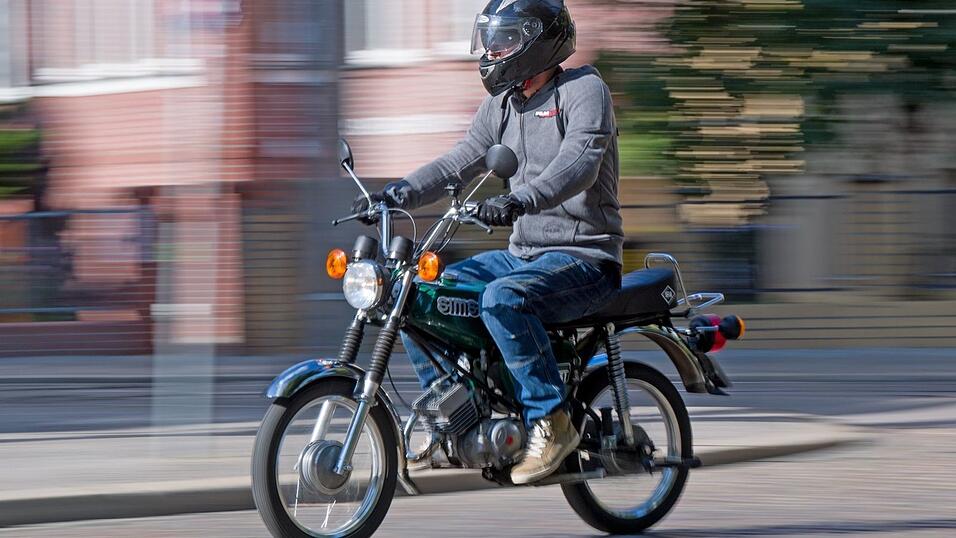 Alle vier Mopedfahrer wurden verletzt. (Symbolbild)