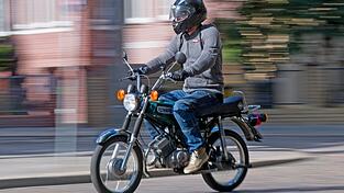 Alle vier Mopedfahrer wurden verletzt. (Symbolbild)