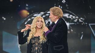 Thomas Gottschalk überreichte einen Bambi an Sängerin Cher. Thomas Gottschalk überreichte einen Bambi an Sängerin Cher.