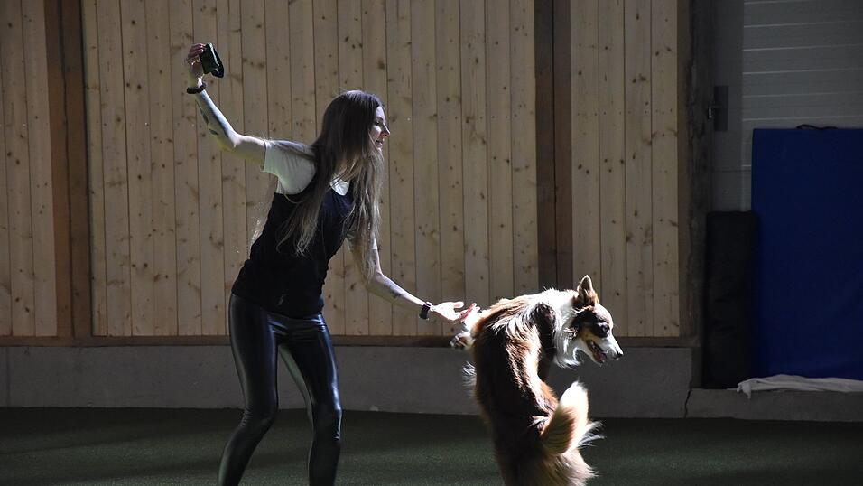 Carina Bogner mit ihrem Hund Fire beim Tanzen.