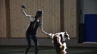 Carina Bogner mit ihrem Hund Fire beim Tanzen.